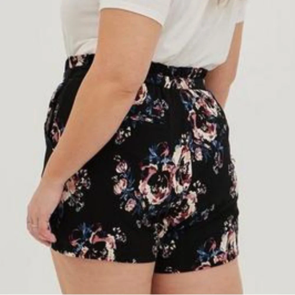 Torrid 5 Inch Pull-On Studio Luxe Ponte Mid-Rise Waist Short - Picture 3 of 3